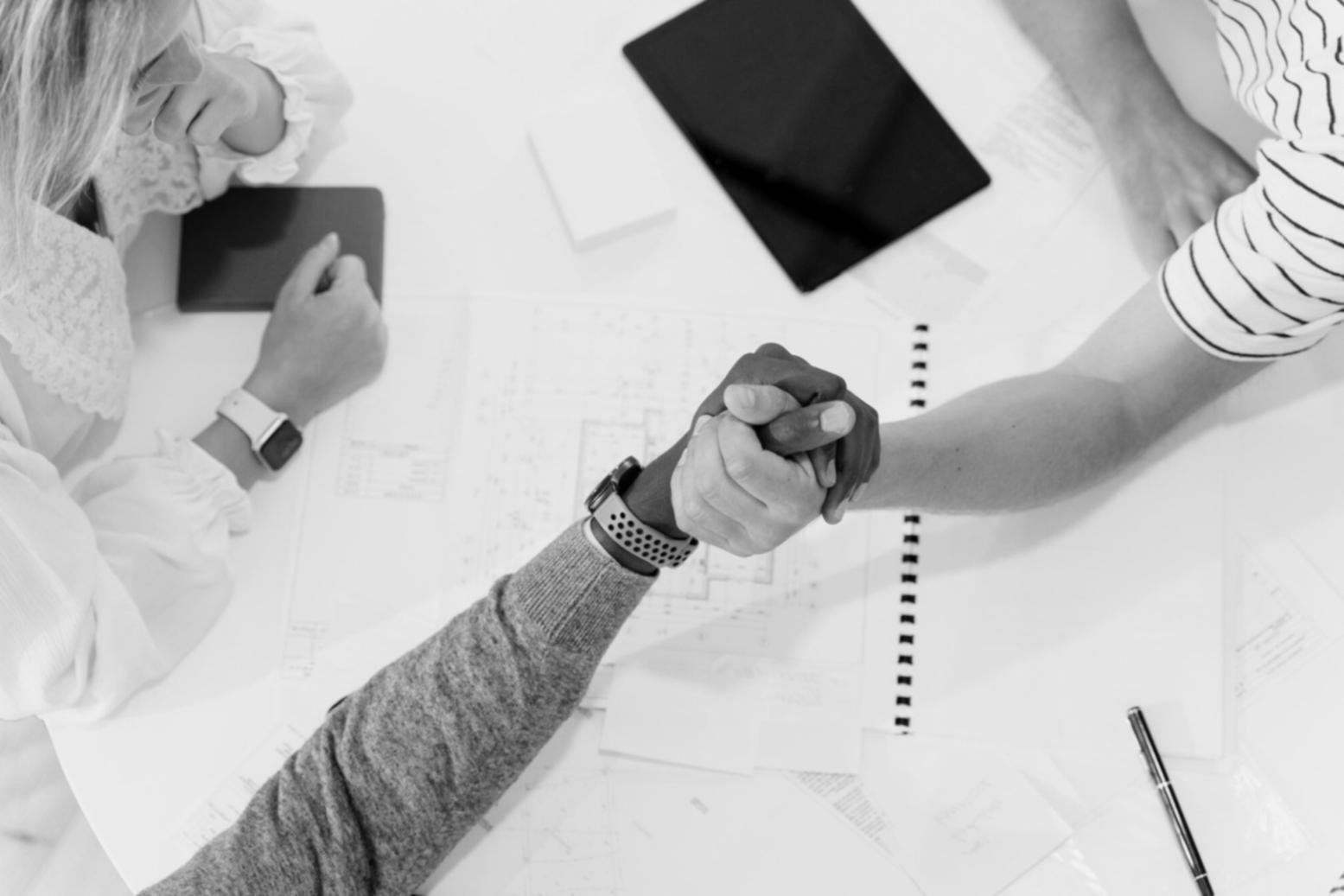 Analyse financière sur écrans multiples avec graphiques et données